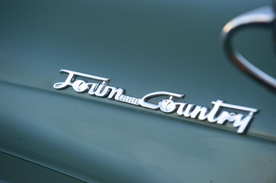 Логотип Chrysler Town & Country Convertible 1948 года  (фото 10 из 53)